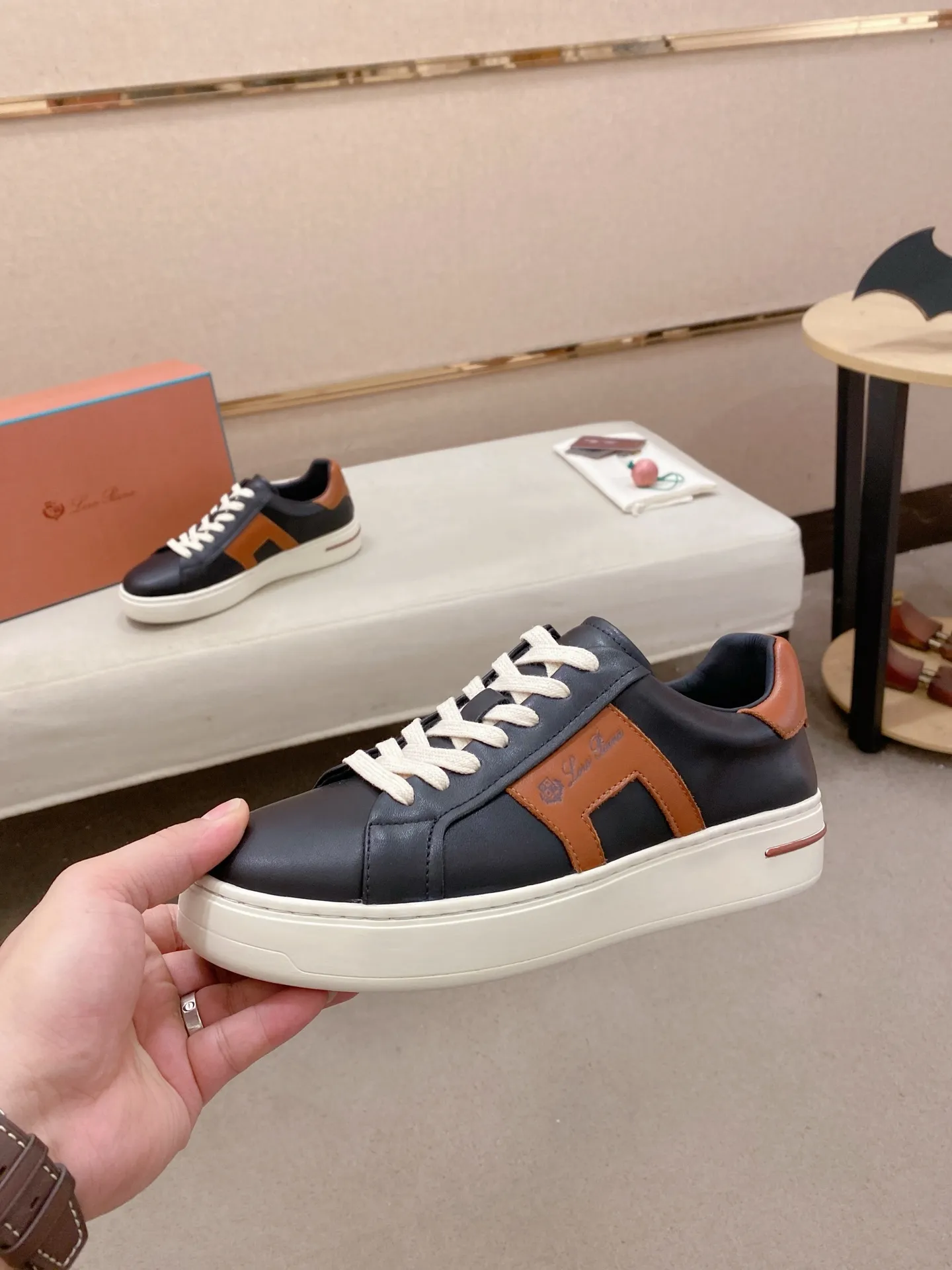 Men's shoes💰: 580💰🔥𝐥𝐨𝐫𝐨 𝐏𝐢𝐚𝐧𝐚 lp classic loafers, an Italian treasure brand, the only brand that can match Hermès! Only after wearing it do we realize that we can’t live up to our feet. The upper is made of imported first-layer cowhide with breathable fly-knit fabric, water-dyed cowhide foot pads, and the official original glass rubber outsole and pendant. Exclusive original packaging (tag ➕ brand paper ➕ outer box ➕ hand bag) code number: 38-44. Can be customized 45-46